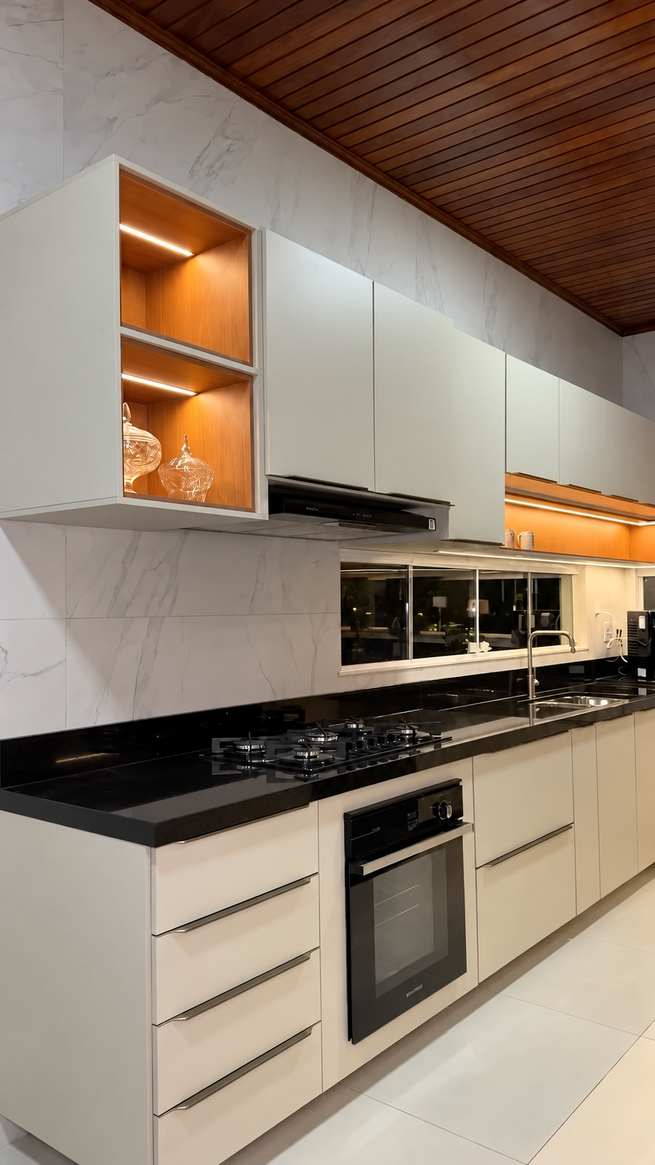 Detalhe da bancada, cooktop e armários planejados
